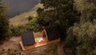 صور.. تصميم مبتكر لكابينة تخييم خشبية فارهة بسقف متحرك