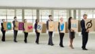 شتاء العمالة يعصف بربيع الشركات.. أرقام "مؤلمة" بموجات التسريح