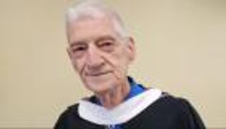 عاد للجامعة.. عجوز يواجه ألزهايمر بحيلة غريبة 