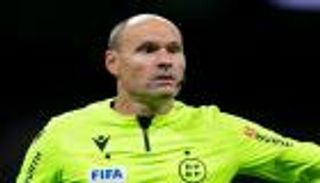 عدو برشلونة وميسي.. هل تم إجبار الحكم ماتيو لاهوز على الاعتزال؟