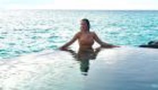 نادين نجيم وخطيبها.. صور جريئة في جزر المالديف