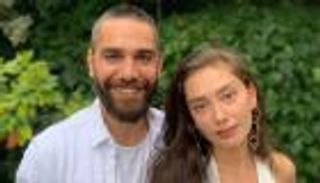 زوج نسليهان أتاغول في وضع رومانسي مع أخرى.. أحضان وقبلات