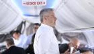 بطائرة مُستأجرة.. مستشار النمسا يروض الانتقادات بسماء أفريقيا