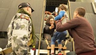 الجيوش تشارك في جهود الإنقاذ عند حدوث كوارث طبيعية بسبب المناخ 