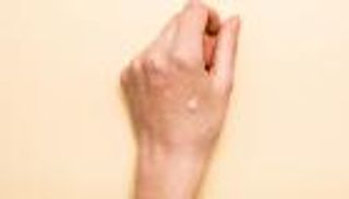 أسباب تقشر الجلد.. استشر الطبيب في هذه الحالة