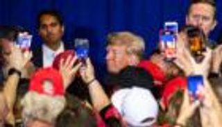  أين أنا؟.. ترامب "التائه" يطارد "جو النعسان" 