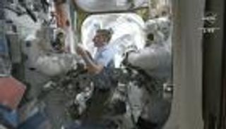 بث مباشر.. سلطان النيادي يسير في الفضاء