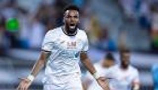 الشباب السعودي وبوبيندزا.. يد تضرب وأخرى تدافع