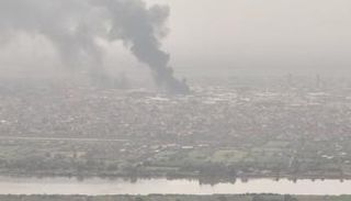 الدخان يتصاعد في سماء العاصمة السودانية الخرطوم