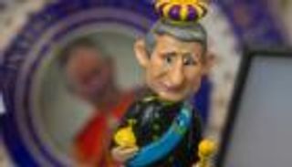 أرطال ذهب على رأس تشارلز.. والرعية بين رافض ولا مبالي