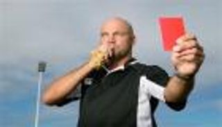 غرائب وطرائف.. مشجع يحكم مباراة لكرة القدم في ألمانيا