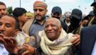 الحوثي يطلق ضابطا يمنيا بارزا من سجونه.. مبادرة أم مناورة؟