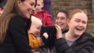 موقف طريف.. رضيع ينتزع حقيبة كيت ميدلتون