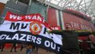 مظاهرات ومقاطعة.. جماهير مانشستر يونايتد تبدأ ثورة الغضب (صور)