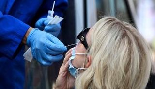 سيدة تخضع لفحص كورونا