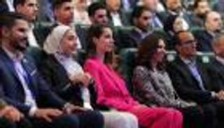 رجوة آل سيف.. إطلالة جديدة مميزة وتعليق رومانسي من ولي عهد الأردن (صور)