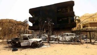 آثار الاشتباكات في شوارع الخرطوم - رويترز