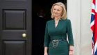 ليز تراس.. مطاردة بـ"أردية حمام ونعال" خارج الحكومة 