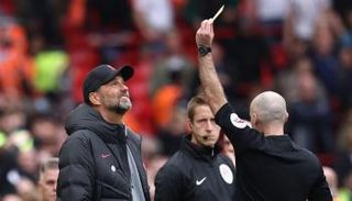 الحكم تيرني مع يورغن كلوب مدرب ليفربول ضد توتنهام