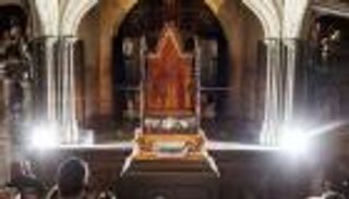 كرسي تاريخي "والقدر" أسفله.. هنا سيجلس الملك تشارلز في التتويج