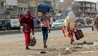 سودانيون فارون من نيران المعارك