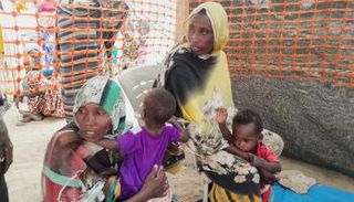 لاجئات سودانيات على الحدود مع تشاد