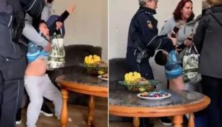 لحظة انتزاع الطفل من أسرته