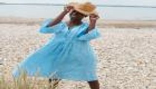 الفستان الكتان نجم الموضة النسائية في صيف 2023