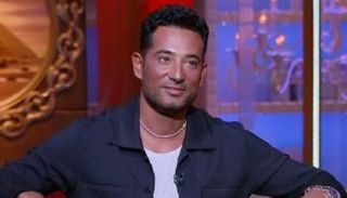 عمرو سعد يرتدي عقدا من الماس