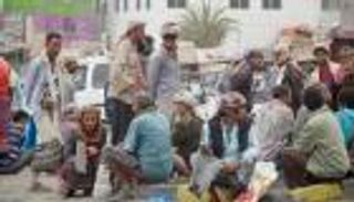 في يومهم الدولي.. عمال اليمن يصارعون "الحوثي" من أجل المرتبات