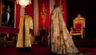 ملابس الملك تشارلز في التتويج.. رائحة الأجداد تفوح من العباءة الذهبية