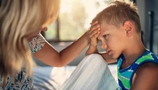 طفل يعاني حمى والتهابا في الدماغ- أرشيفية