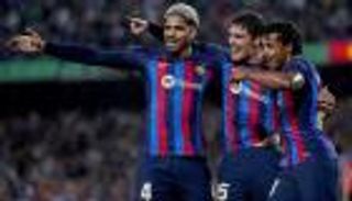 لتحطيم رقم عمره 53 عاما.. دفاع برشلونة الحديدي يعتلي عرش أوروبا