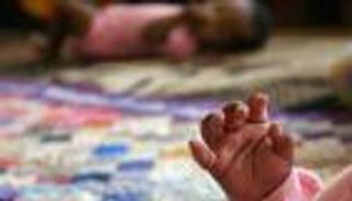 تخون زوجها "المحبوس" وتنهي حياة رضيعها خشية "الفضيحة"