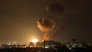 غزة وإسرائيل على حافة مواجهة جديدة.. غارات وصافرات إنذار