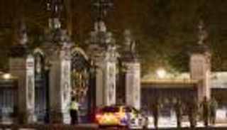 سكين وصمت.. حقيبة مشبوهة في قصر باكنغهام قبل تتويج تشارلز