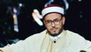 "لا علاقة بينه وبين الحلال والحرام".. داعية تونسي يقنع زوجته بخلع الحجاب