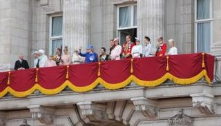 عدد من أفراد العائلة الملكية يقفون في شرفة القصر مع الملكة الراحلة