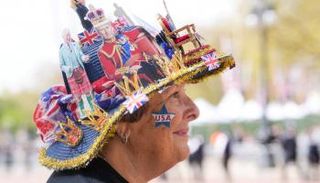 قبعات احتفالية بتتويج الملك تشارلز