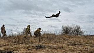 جنود أوكرانيون يطلقون إحدى المسيرات- أرشيفية