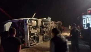 الحافلة السياحية انقلبت بعد اصطدامها بمقطورة