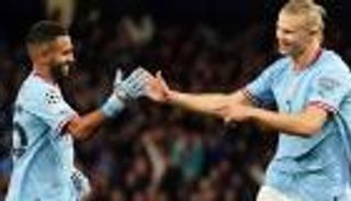 من أجل محرز.. علم الجزائر يخطف الأنظار في لحظة هالاند التاريخية