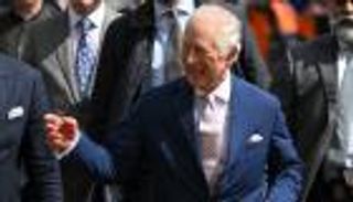 تتويج "صديق للبيئة".. تشارلز "يعيد تدوير" المراسم