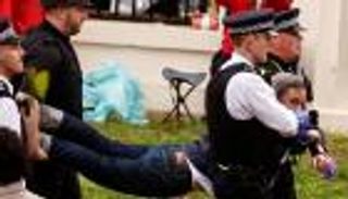 قبل تتويج تشارلز.. "ريبابليك" المناهضة للملكية تزعم اعتقال زعيمها 