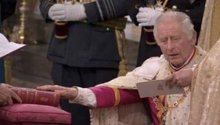 تشارلز الثالث يؤدي القسم الملكي