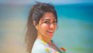 "حرر روحك".. ميرهان حسين تستعرض رشاقتها على الشاطئ