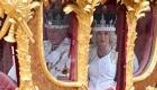 الملك المتوج في القصر.. نهاية المراسم 