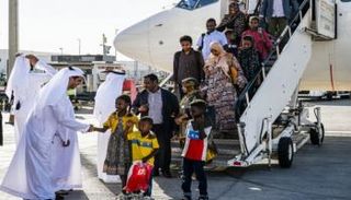 جانب من استقبال رحلة الإجلاء عقب وصولها لدولة الإمارات