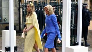 إطلالة جيل بايدن وحفيدتها في حفل التتويج