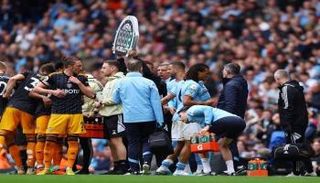 ناثان أكي يغادر الملعب مصابا